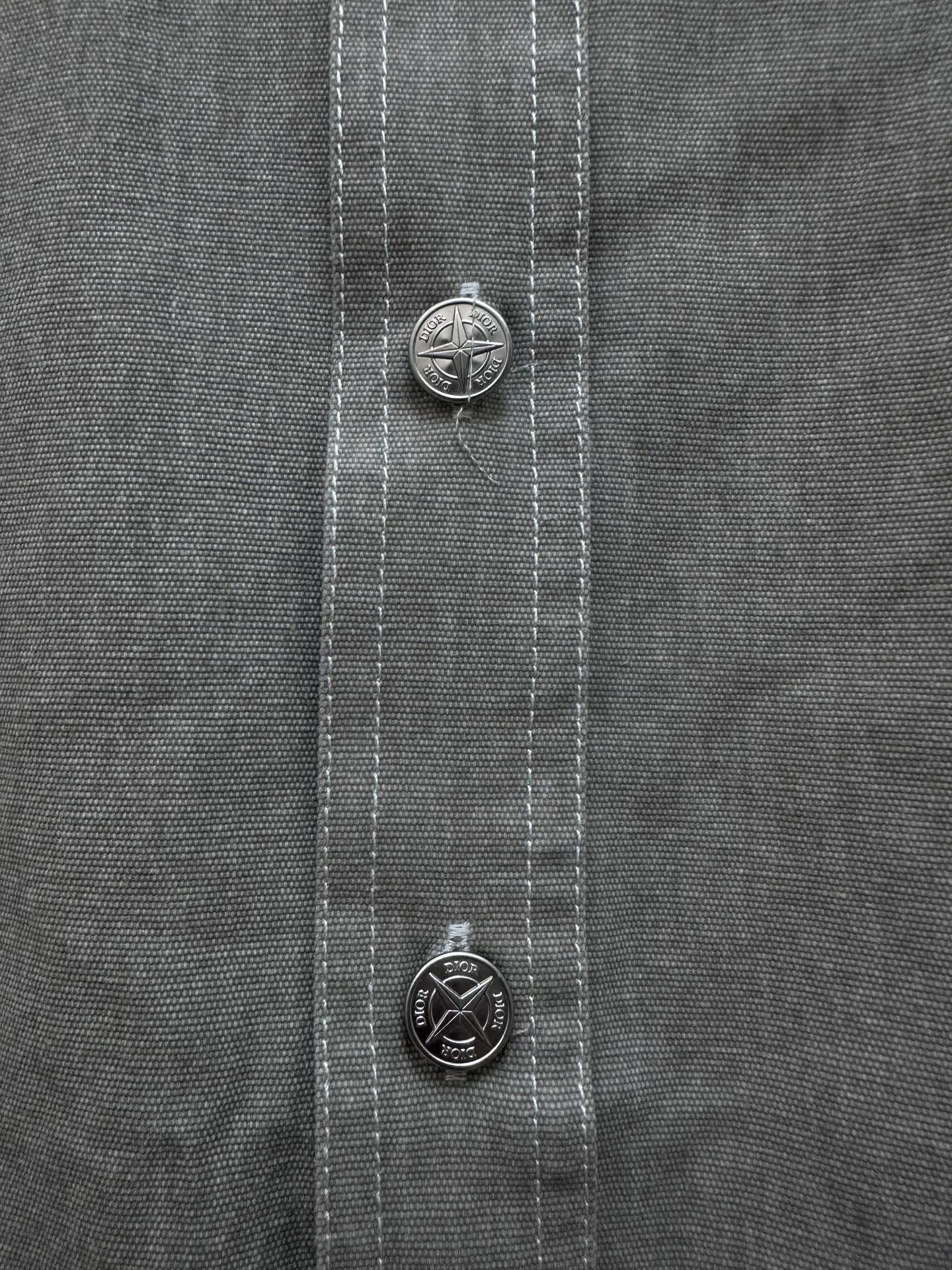 P440 Dior Stone Island joint embroidered denim shirt 24ss new model comes from the AND STONE ISLAND limited series, showing the logo of the joint series. Crafted from yellow cotton, it features the AND STONE ISLAND logo on the chest, highlighting Stone Island's classic star logo with the letter O in the logo. Wear it with or over for a sophisticated and trendy look. Same size for men and women: S/M/L/XL